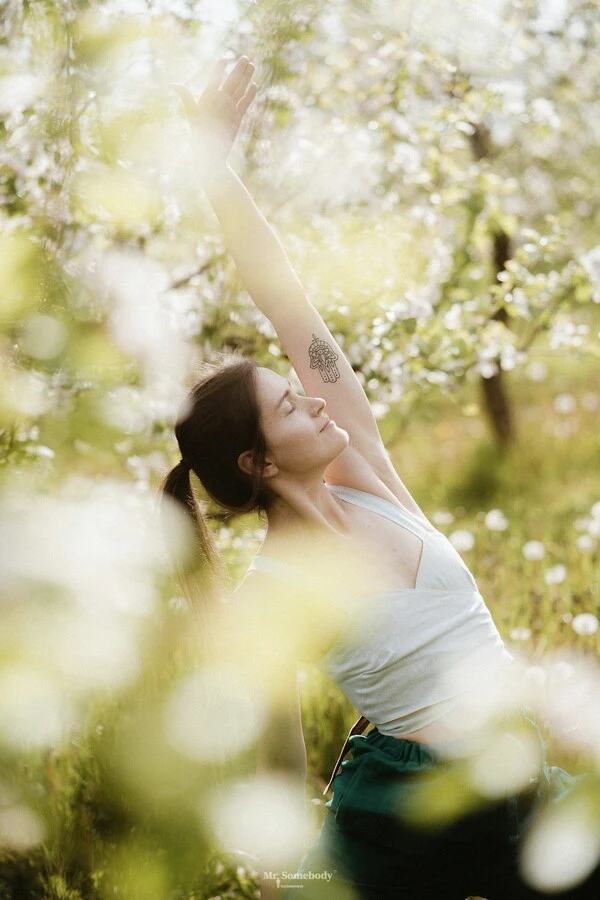 Une femme pratiquant une activité physique douce